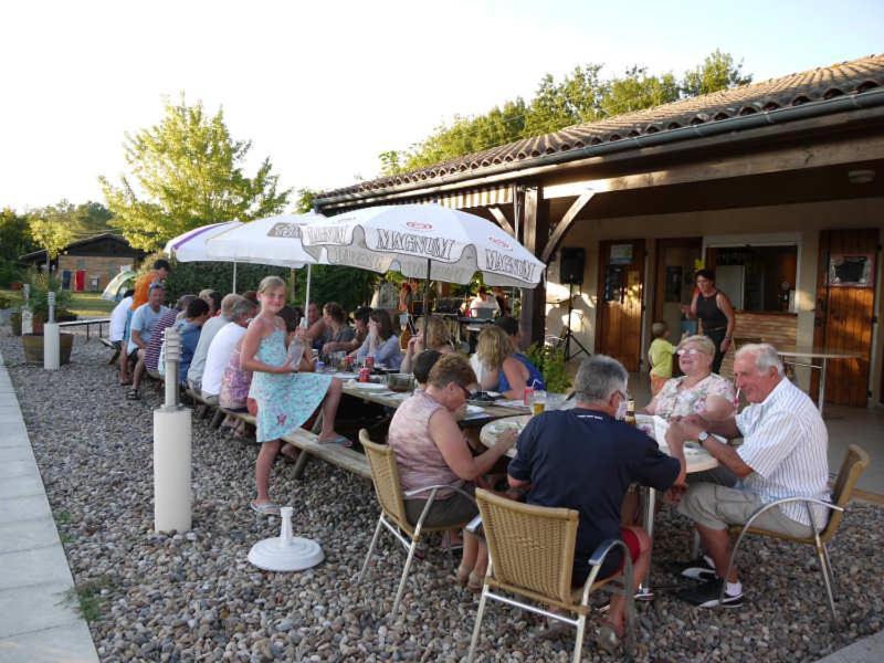 Penzion Camping Fontaine Du Roc Devillac Exteriér fotografie